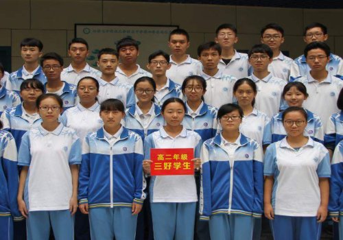 优秀学生主要事迹如何写 跪求
