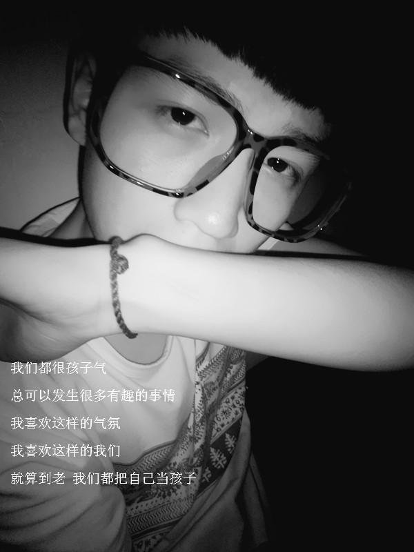 求QQ情侣皮肤 一左一右(是两张的哦)