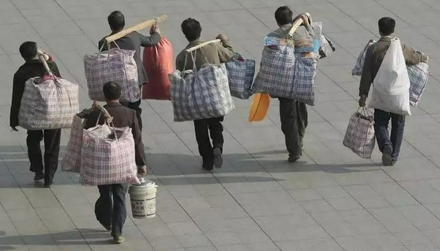 福建女子背3个月大孩子烈日下卖玉米，养孩子有哪些困难？