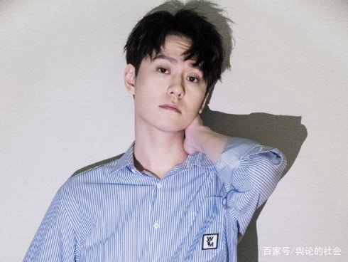 网友网吧偶遇秦俊杰,跟好友一起打游戏,明星也会去网吧吗?