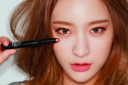 《光明日报》刊文评论艺人“浓妆艳抹”惹争议，大家争议的焦点是什么？