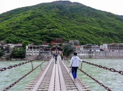 四川一游客从泸定桥坠入大渡河，造成此悲剧的原因是什么？