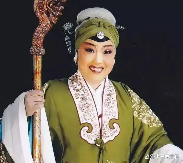 生旦净末丑中，哪个行当是专门扮演女性角色的？