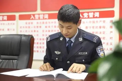 湖北一辅警24秒冲上5楼救下老人，当时的情况有多危急？