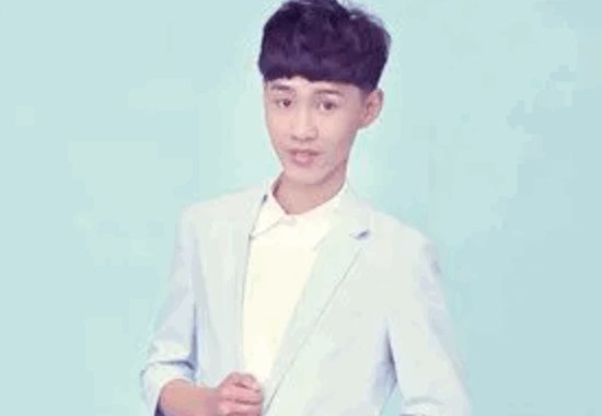 歌词里有，一开始好想找个人来陪，可为何却在半路出了馗，拥入怀中，直到她变冷！这是那首歌曲