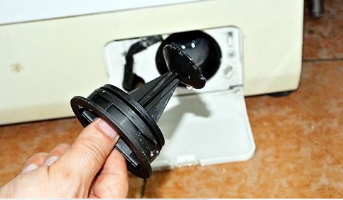 小天鹅洗衣机排水阀位置在哪里?