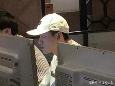 网友网吧偶遇秦俊杰,跟好友一起打游戏,明星也会去网吧吗?