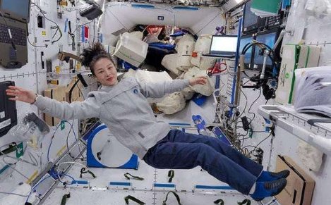 王亚平给叶光富理发，还需要翟志刚在旁边配合，在太空理发有多么困难？