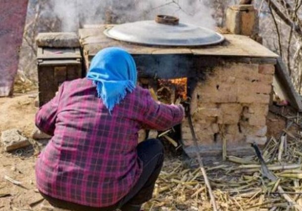 中国近一成家庭用柴草煮饭，这一数据说明了什么？