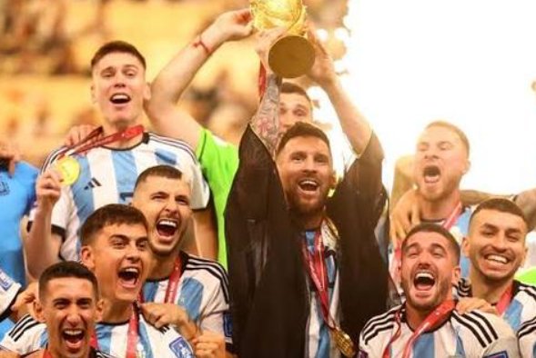 梅西夺冠穿的黑纱是什么