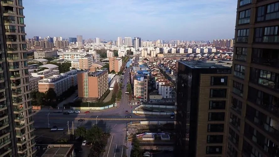 成都一女子开窗看热闹，整楼窗边都是脑袋，这个场景有多搞笑？