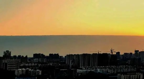 北京的天空出现了阴阳天，这是个什么样的景象？