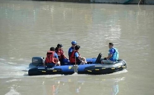 河北一老人含泪跳河，挥手拒绝救助，老人为什么要这么做？