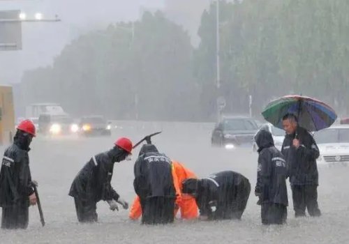 重庆暴雨：出租车在齐腰积水中漂浮，城市为何会出现内涝？