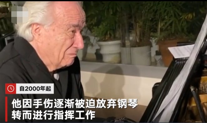 钢琴家戴仿生手套重弹钢琴泪崩是怎么回事？
