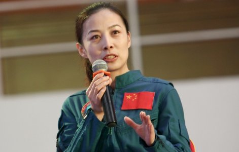 王亚平给叶光富理发，还需要翟志刚在旁边配合，在太空理发有多么困难？