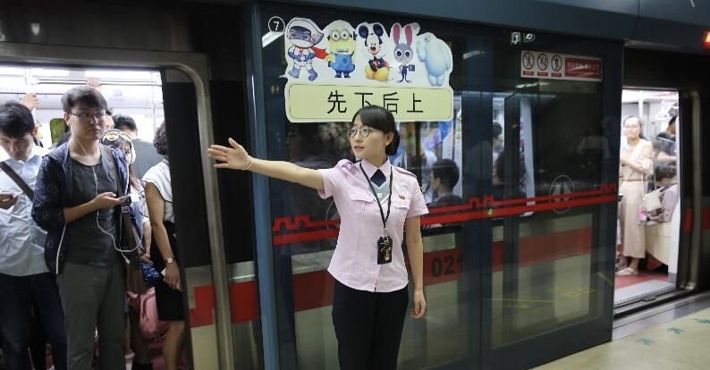 西安地铁一女孩晕倒众人救助被疑作秀，拍摄者对此有何回应？