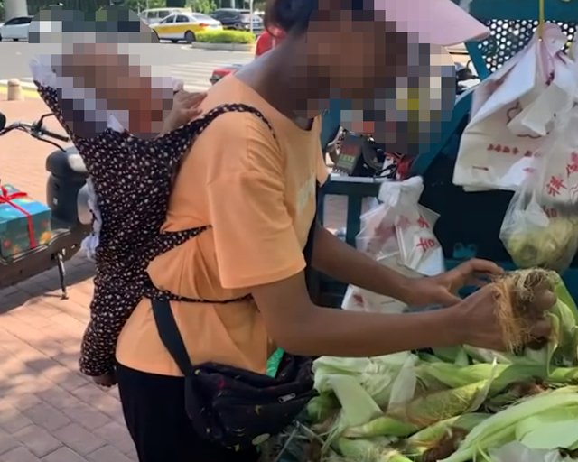 福建女子背3个月大孩子烈日下卖玉米，养孩子有哪些困难？