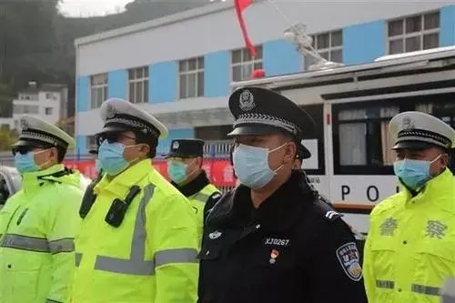 湖北一辅警24秒冲上5楼救下老人，当时的情况有多危急？