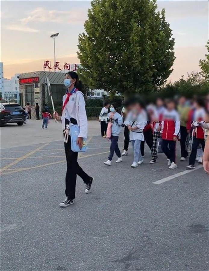 小学五年级女孩身高近1米8，长这么高给她带来了哪些便利？