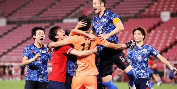 世界杯赛场：日本2-1反超西班牙，日本第二球是否有效？