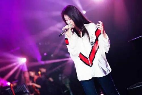 张碧晨和陶勇医生合唱《映山红》，这首歌有着怎样的寓意？