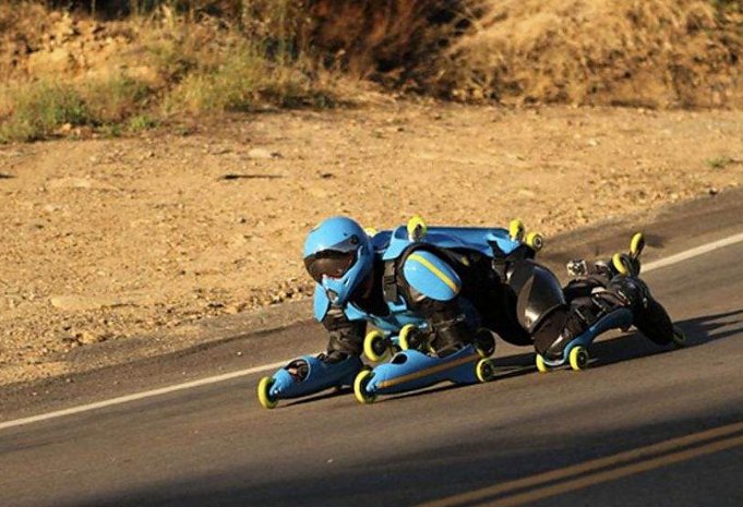 十二生肖里的成龙穿的那件滑轮衣是真的有的吗