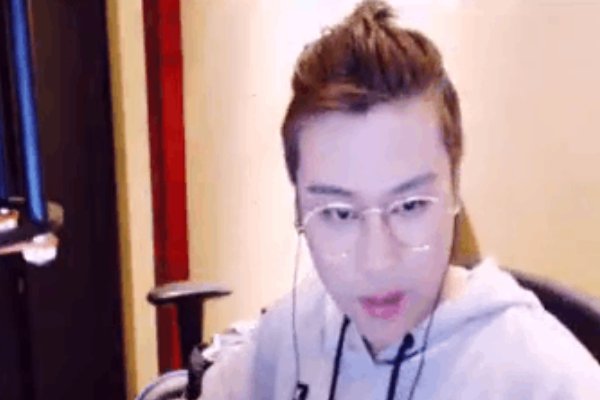 PDD直播打电话给卢本伟请求卢本伟出战，为何网友却不看好卢本伟复出？