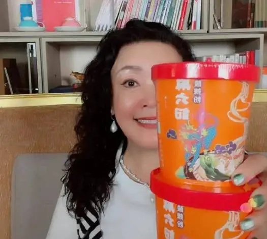 酸辣粉销售额超6千万， 总销售额近1.8亿 ，张兰是这场闹剧的赢家吗？