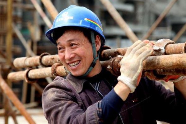 河南一女子被欠薪，跪在混凝土中求给钱，她为何不求助官方？