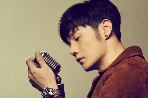 李荣浩晒寸头照片，称衣服是井柏然送的，他们之间的关系如何？