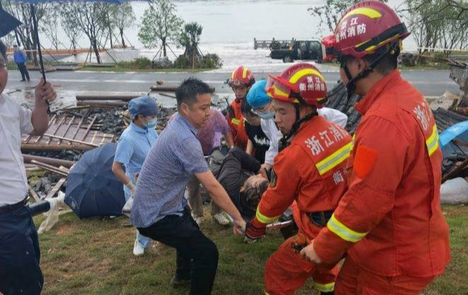 浙江一凉亭因暴雨倒塌，4名避雨群众遇难，雨天在亭子里躲雨还安全吗？