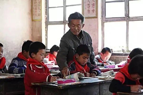 媒体谈：中小学教师“职称新政”，改革后，薪资待遇有变高吗？