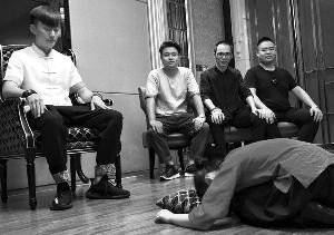 女孩磕头拜师是怎么回事？