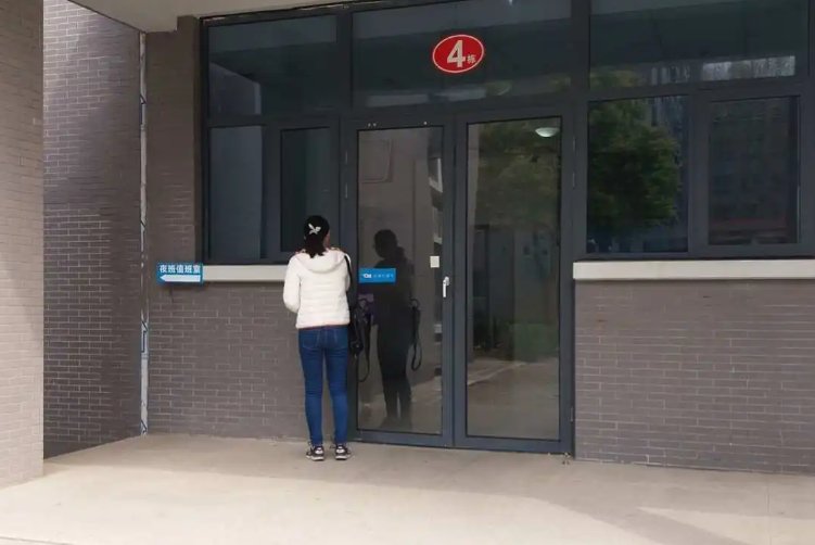 开学怎么进教室震惊学生