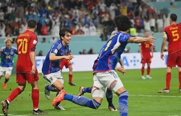 世界杯赛场：日本2-1反超西班牙，日本第二球是否有效？