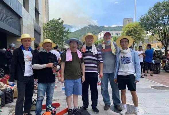 上山救火的老外找到了：我有重庆社保，我该为城市出力！你是否有感到动容？