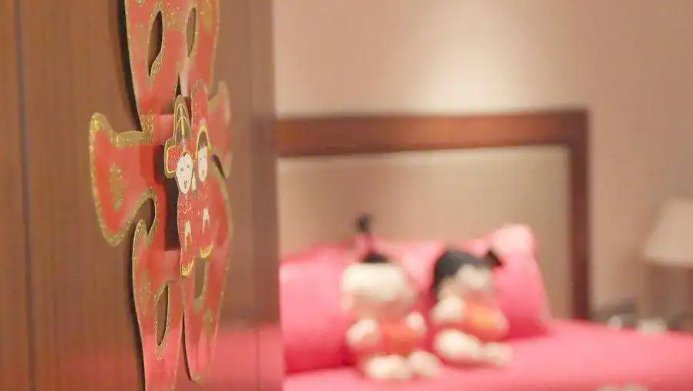 小伙出差住酒店,被安排进婚房,一个人住婚房是什么体验?