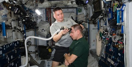 王亚平给叶光富理发，还需要翟志刚在旁边配合，在太空理发有多么困难？