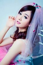 在微博上看到了这张图片，觉得这上面的女孩好漂亮~~想知道这女孩叫什麼名字啊？