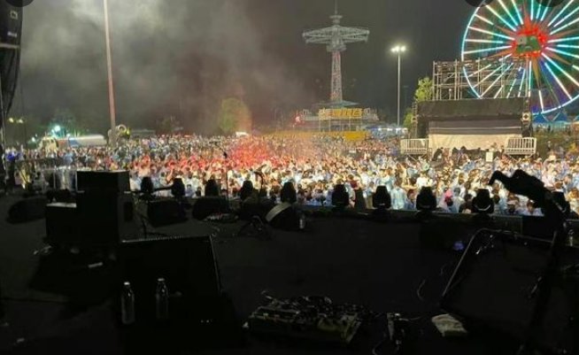 哈尔滨一乐队演出被台下一包烟砸到脸上，事情经过是怎样的呢？