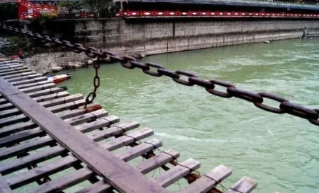 四川一游客从泸定桥坠入大渡河，造成此悲剧的原因是什么？