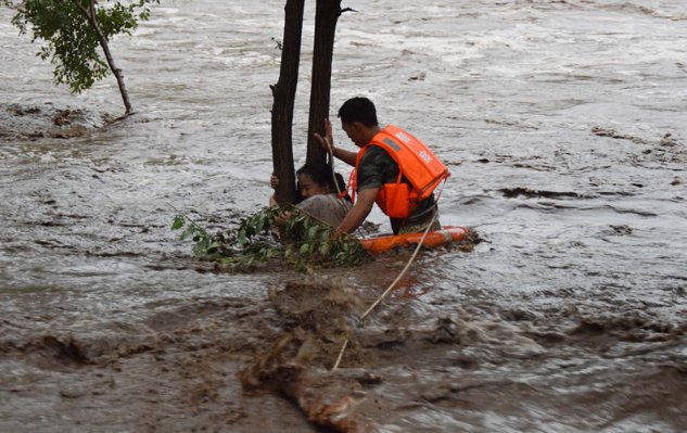 彭州男子紧抱儿子被山洪冲走，视频拍摄者发声，我们可以读出哪些信息？