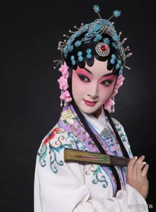 生旦净末丑中，哪个行当是专门扮演女性角色的？