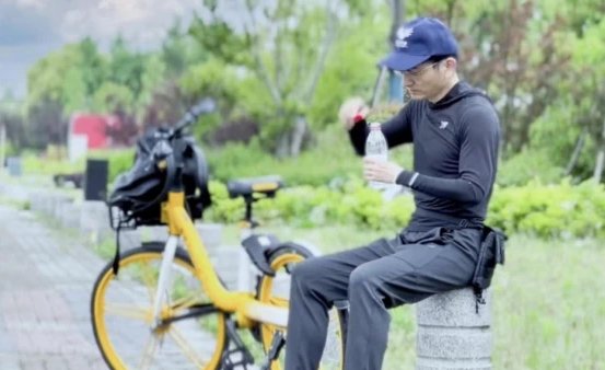 张强回应骑行40公里发工资，他是如何回应的？