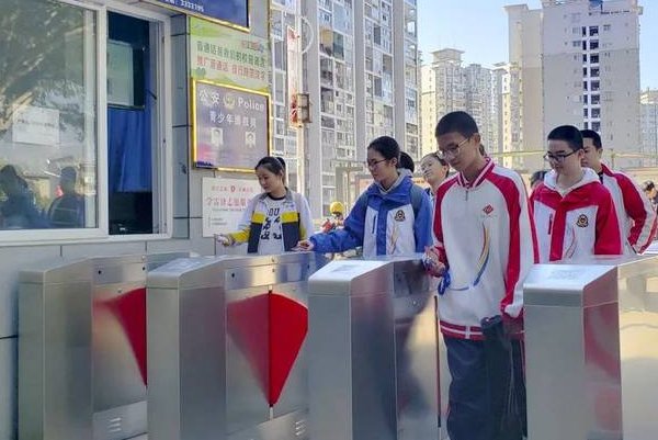 开学怎么进教室震惊学生