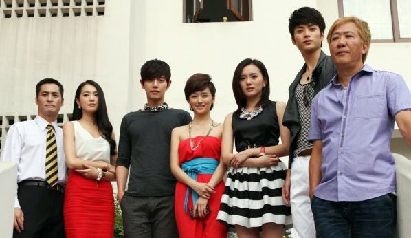 有一部偶像剧，男主角交换了身份，叫什么来着