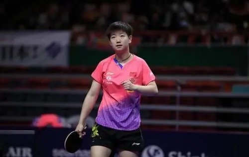 孙颖莎机场被拦求合影，刘国梁化身“保镖”护体，你如何看点他的举动？