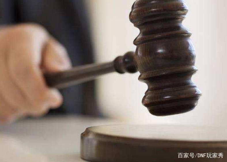 一家三口电梯里让路其丈夫反被群殴骨折,至今未出面道歉施暴者是否该严惩?