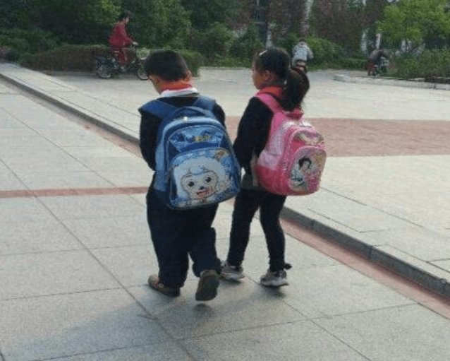 家长心大独自过马路，3岁娃被卷入车底！监护人在这件事中该承担什么责任？